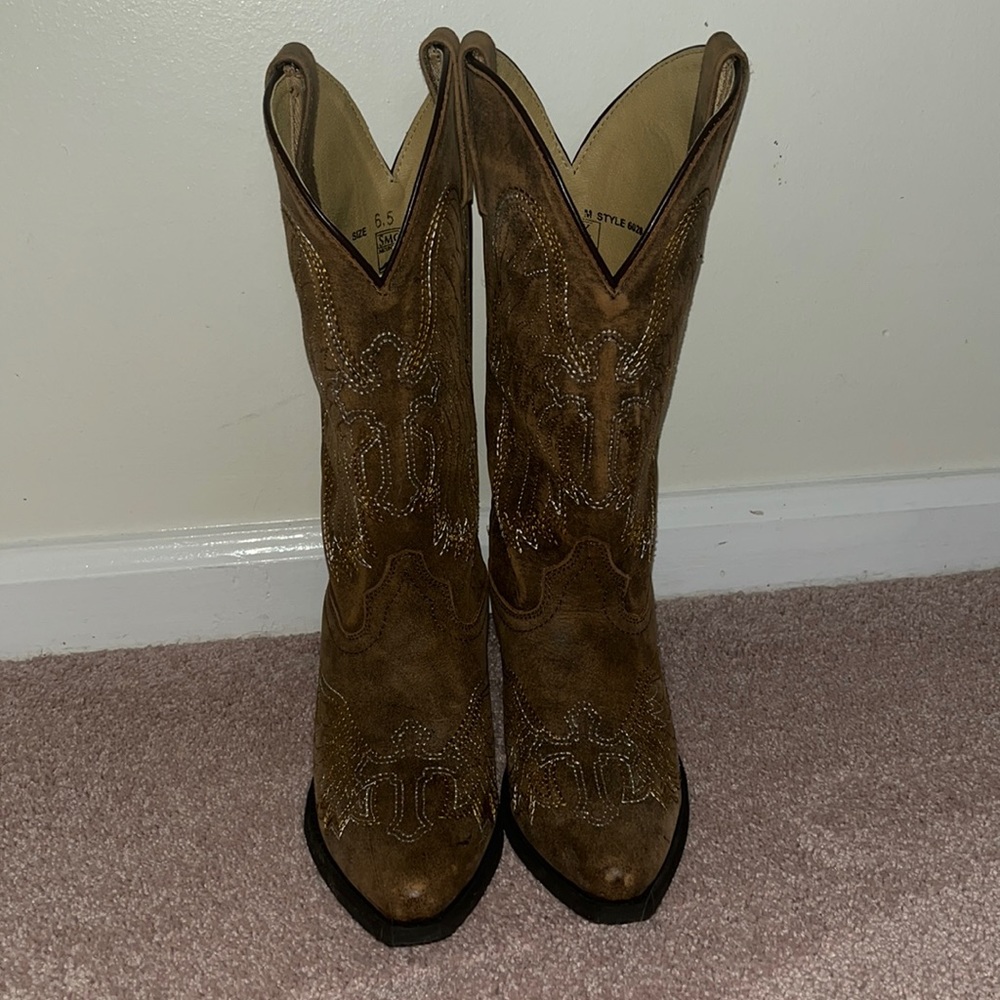 women’s cowboy boots with gold and silver stitching
